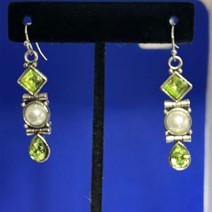 🌻 2/$10.00Green Rhinestones with Faux Pearl Earrings🌻